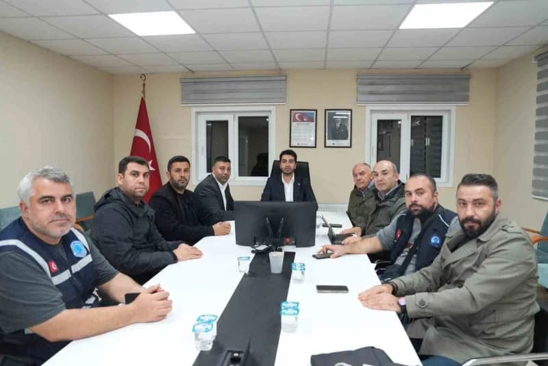 Tuzla Belediye Başkanı Eren Ali Bingöl, sağanak yağış sırasında Afet İşleri ve Risk Yönetimi ekipleriyle sahada inceleme