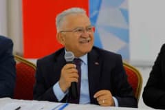 Başkan Memduh Büyükkılıç Develi’de muhtarlarla toplantıda ve Develi Halk Kütüphanesi’nde inceleme yaparken