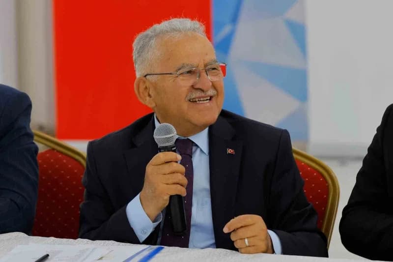 Başkan Memduh Büyükkılıç Develi’de muhtarlarla toplantıda ve Develi Halk Kütüphanesi’nde inceleme yaparken