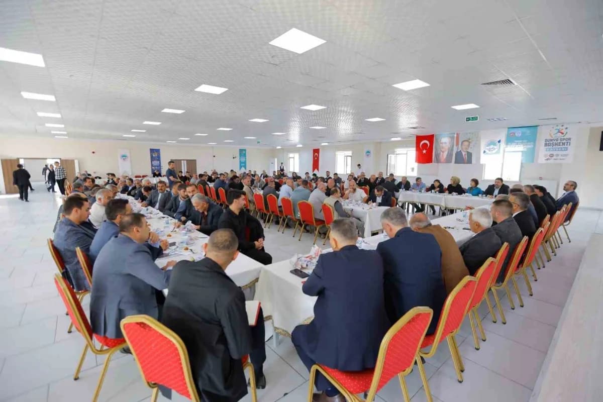 Kayseri Büyükşehir Belediye Başkanı Dr. Memduh Büyükkılıç, Develi ilçesinde gerçekleştirdiği program kapsamında Develi m