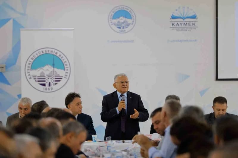 Kayseri Büyükşehir Belediye Başkanı Dr. Memduh Büyükkılıç, Develi ilçesinde gerçekleştirdiği program kapsamında Develi m