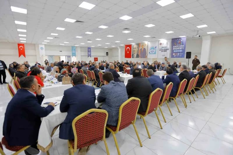 Kayseri Büyükşehir Belediye Başkanı Dr. Memduh Büyükkılıç, Sarız ve Pınarbaşı ilçelerinde muhtarlarl