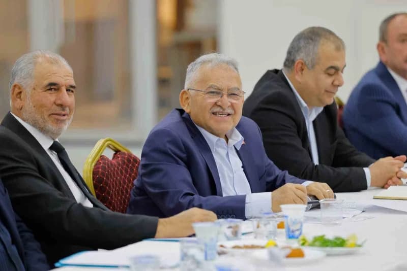Kayseri Büyükşehir Belediye Başkanı Dr. Memduh Büyükkılıç, Sarız ve Pınarbaşı ilçelerinde muhtarlarl