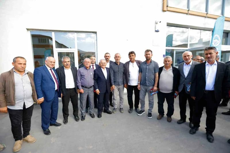 Kayseri Büyükşehir Belediye Başkanı Dr. Memduh Büyükkılıç; ilçelerin ihtiyaçlarını yerinde tespit etmek, mahallelerin ta