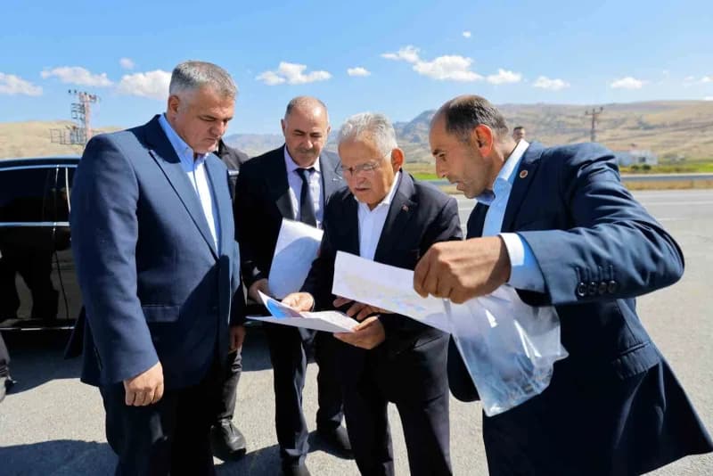 Kayseri Büyükşehir Belediye Başkanı Dr. Memduh Büyükkılıç; ilçelerin ihtiyaçlarını yerinde tespit etmek, mahallelerin ta