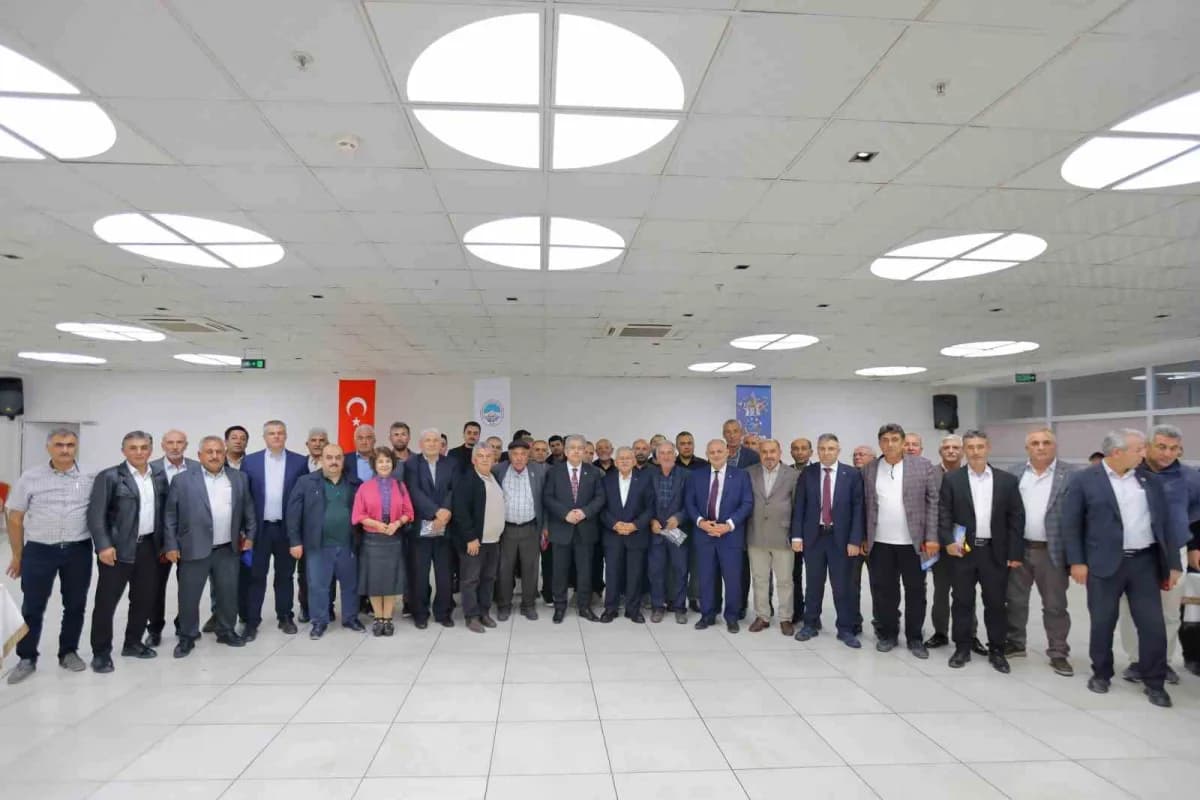 Başkan Memduh Büyükkılıç Yahyalı’da muhtarlarla toplantı yaparken