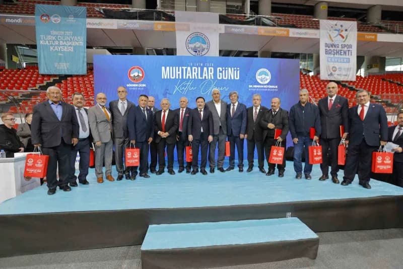 Kayseri Büyükşehir Belediye Başkanı Dr. Memduh Büyükkılıç, 19 Ekim Muhtarlar Günü dolayısıyla kentte görev yapan Muhtarl