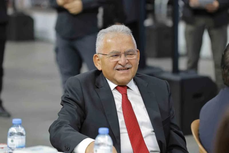 Kayseri Büyükşehir Belediye Başkanı Dr. Memduh Büyükkılıç, 19 Ekim Muhtarlar Günü dolayısıyla kentte görev yapan Muhtarl