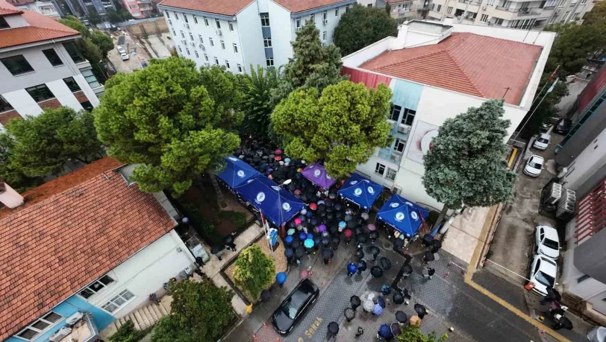 Merkezefendi Belediye Başkanı Şeniz Doğan’ın gözaltına alınmasına tepki gösteren vatandaşla, sağanak
