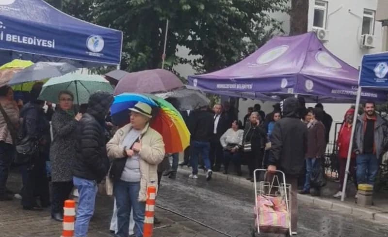 Merkezefendi Belediye Başkanı Şeniz Doğan’ın gözaltına alınmasına tepki gösteren vatandaşlar, sağana