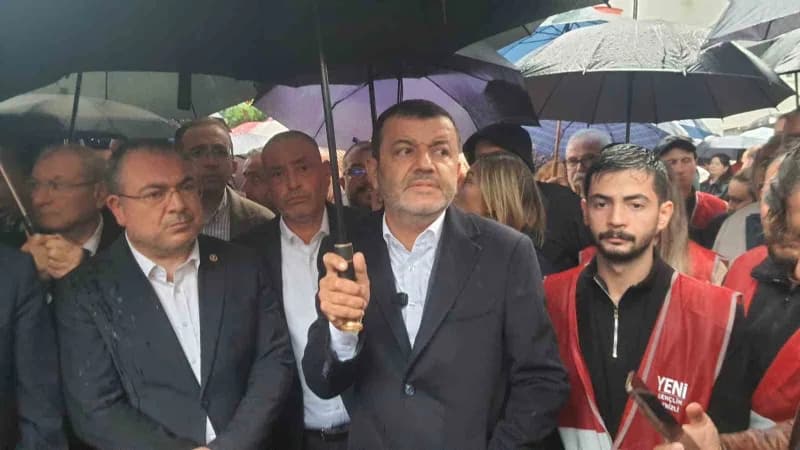Merkezefendi Belediye Başkanı Şeniz Doğan’ın gözaltına alınmasına tepki gösteren vatandaşlar, sağana