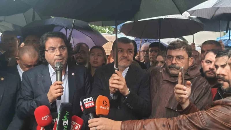 Merkezefendi Belediye Başkanı Şeniz Doğan’ın gözaltına alınmasına tepki gösteren vatandaşlar, sağana