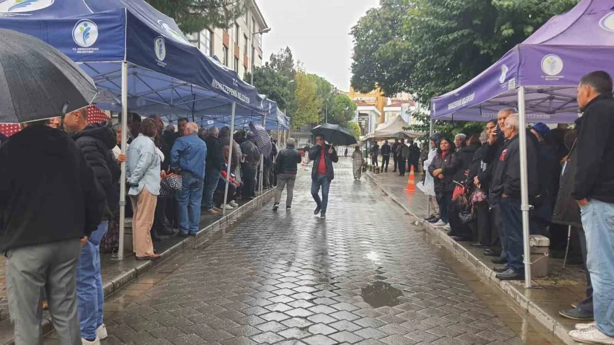 Merkezefendi Belediye binası önünde toplanan vatandaşlar Başkan Şeniz Doğan’a destek veriyor