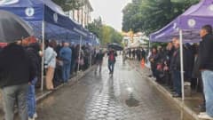 Merkezefendi Belediye binası önünde toplanan vatandaşlar Başkan Şeniz Doğan’a destek veriyor