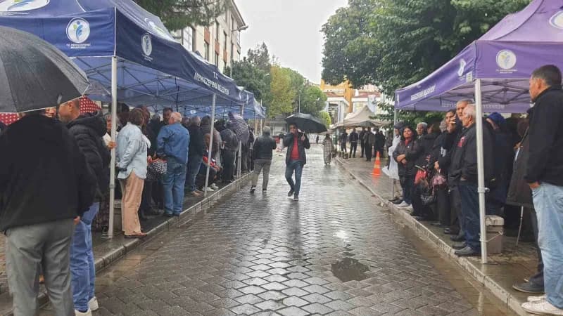 Merkezefendi Belediye binası önünde toplanan vatandaşlar Başkan Şeniz Doğan’a destek veriyor