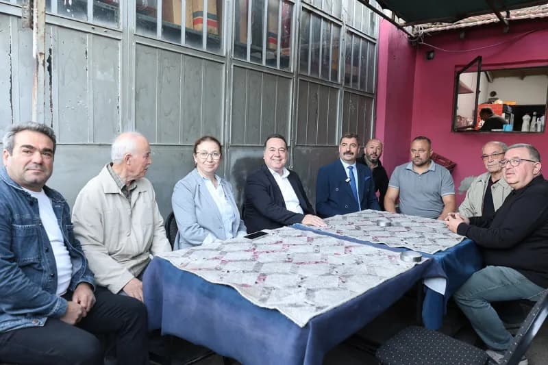 Kula sanayi bölgesinde esnafla bir araya gelen Manisa Büyükşehir Belediye Başkanı Besim Dutlulu, işl