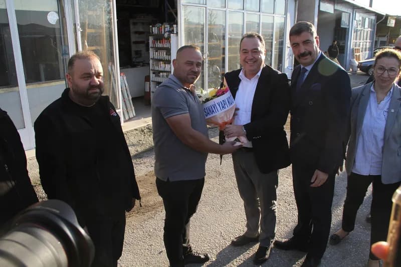 Kula sanayi bölgesinde esnafla bir araya gelen Manisa Büyükşehir Belediye Başkanı Besim Dutlulu, işl