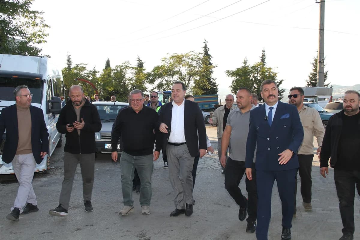 Kula sanayi bölgesinde esnafla bir araya gelen Manisa Büyükşehir Belediye Başkanı Besim Dutlulu, işl