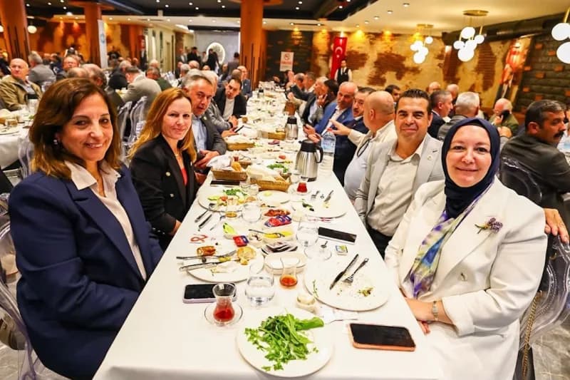 Manisa Büyükşehir Belediye Başkanı Besim Dutlulu, 19 Ekim Muhtarlar Günü dolayısıyla düzenlenen programda muhtarlarla bi