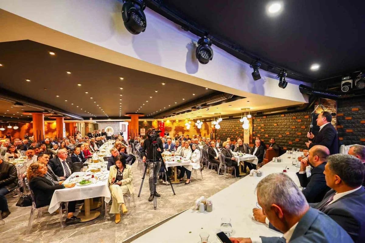 Manisa Büyükşehir Belediye Başkanı Besim Dutlulu, 19 Ekim Muhtarlar Günü dolayısıyla düzenlenen programda muhtarlarla bi