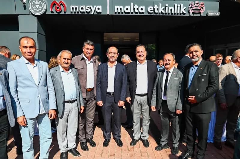 Manisa Büyükşehir Belediye Başkanı Besim Dutlulu, 19 Ekim Muhtarlar Günü dolayısıyla düzenlenen programda muhtarlarla bi