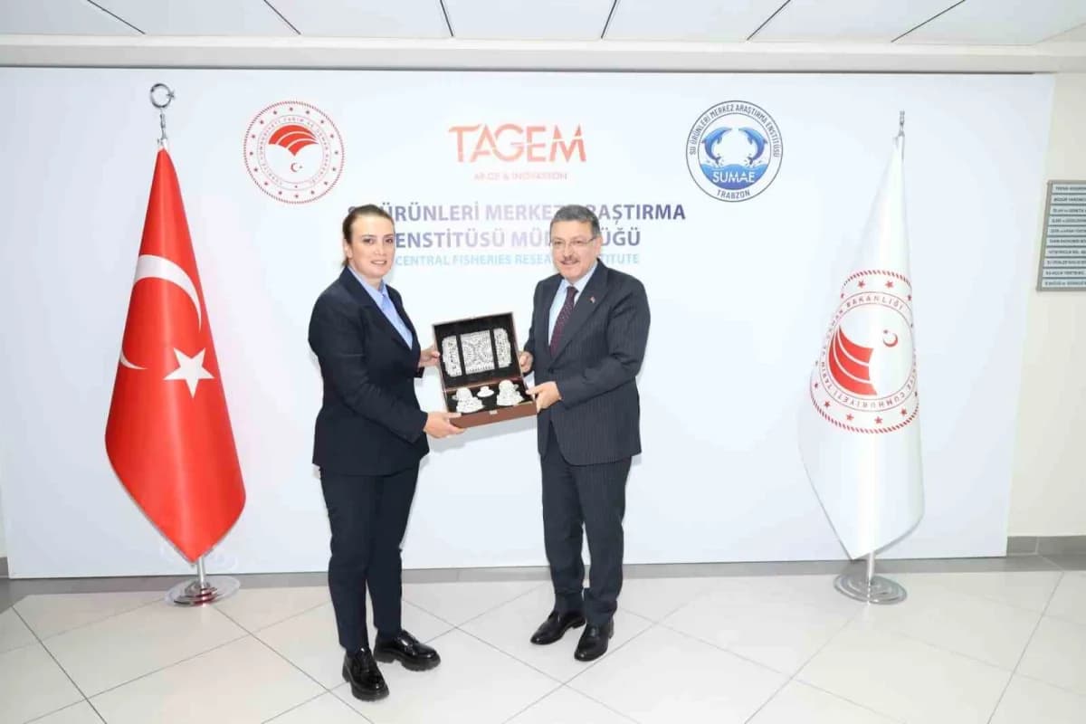 Trabzon Büyükşehir Belediye Başkanı Ahmet Metin Genç, Su Ürünleri Merkez Araştırma Enstitüsü’nü ziyaret etti.