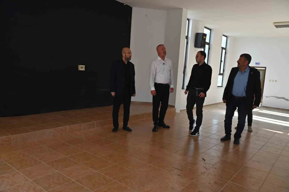 Karacabey Belediye Başkanı Fatih Karabatı, Harmanlı, Ekinli ve Ballıkaya kırsal mahallelerini ziyaret ederek devam eden