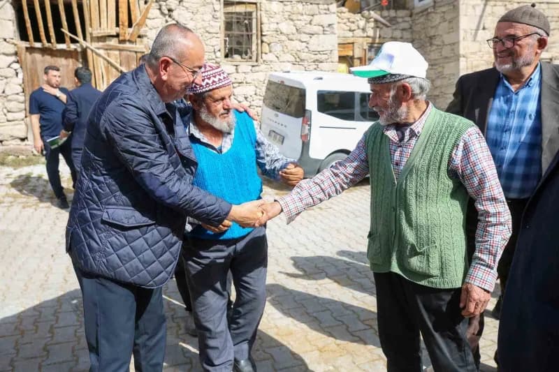 Konya’nın merkez Meram İlçe Belediye Başkanı Mustafa Kavuş, merkeze uzak mahallelere yönelik ziyaretlerini sürdürüyor. E