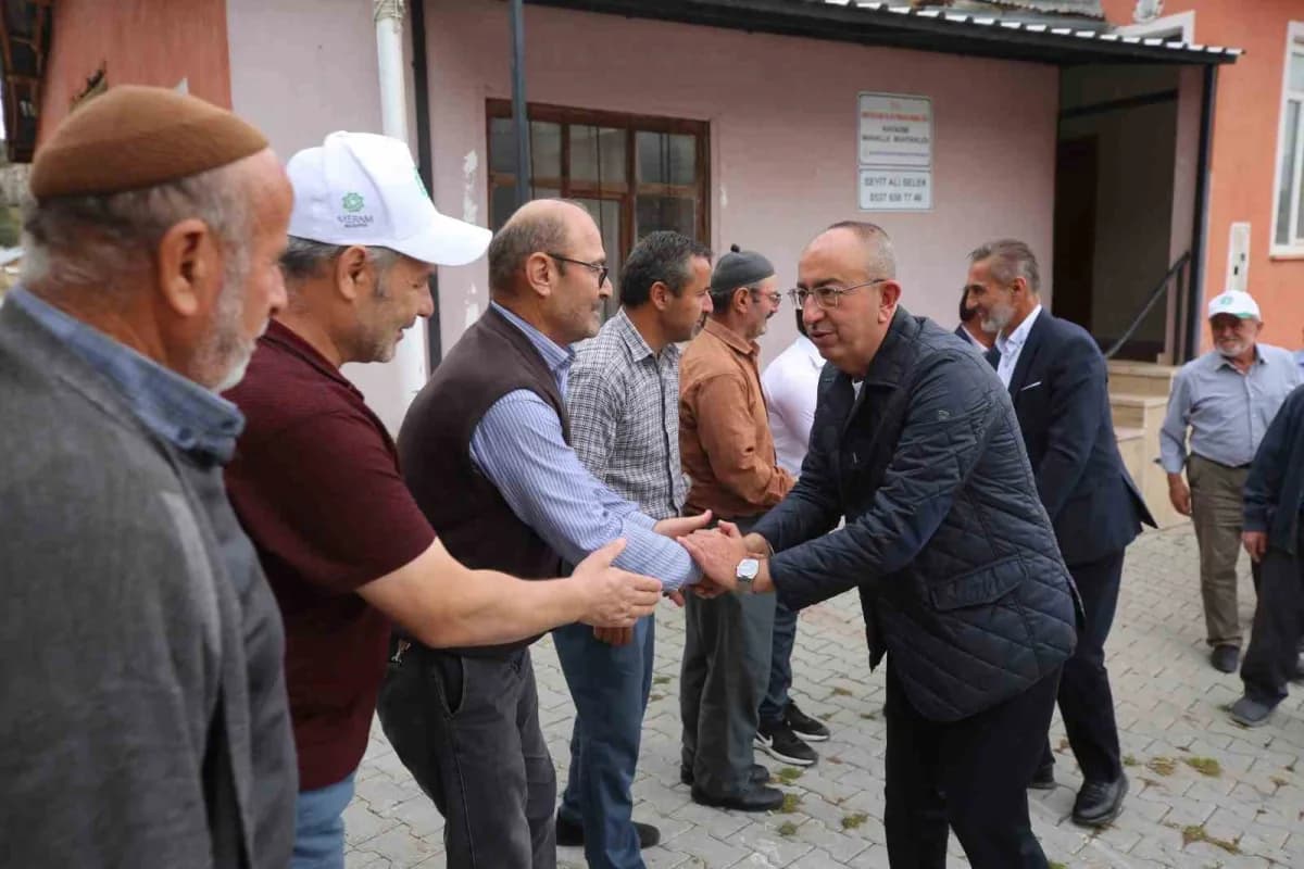 Meram Belediye Başkanı Mustafa Kavuş mahalle ziyaretlerinde vatandaşlarla sohbet ediyor