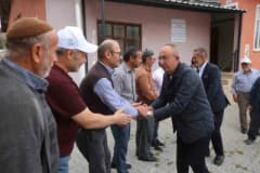 Meram Belediye Başkanı Mustafa Kavuş mahalle ziyaretlerinde vatandaşlarla sohbet ediyor
