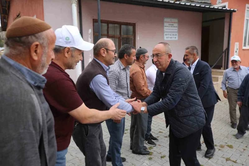 Meram Belediye Başkanı Mustafa Kavuş mahalle ziyaretlerinde vatandaşlarla sohbet ediyor