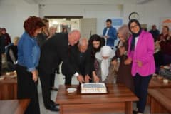 Babadağ Belediye Başkanı Murat Kumral huzurevi sakinleriyle birlikte şarkı söylerken