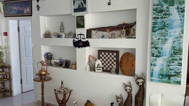 Başkan Metin Sinecek’in makam odası, geçmiş dönemlerde Esnaf ve sanatkarların el emeği ve göz nuruyla ortaya koyduğu ese