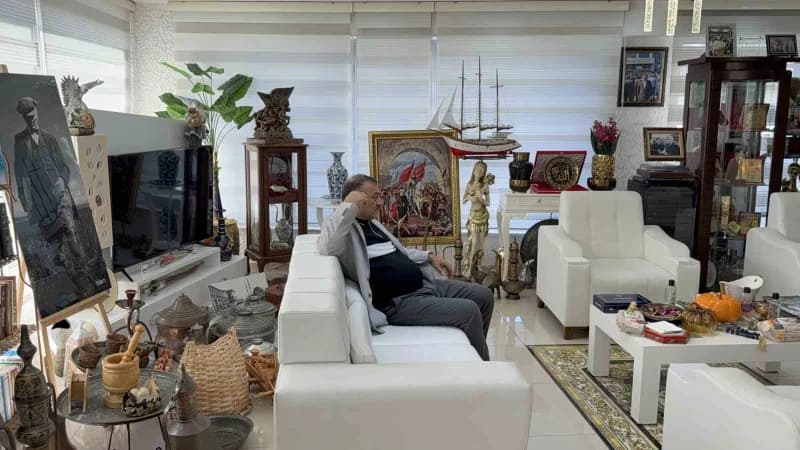 Başkan Metin Sinecek’in makam odası, geçmiş dönemlerde Esnaf ve sanatkarların el emeği ve göz nuruyla ortaya koyduğu ese