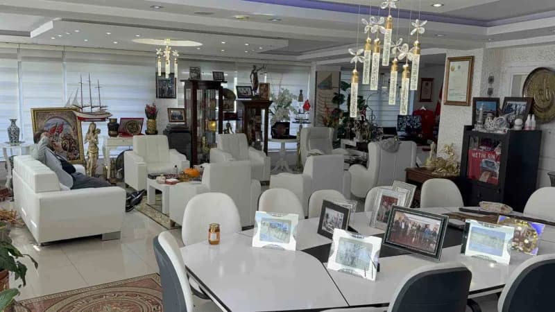Başkan Metin Sinecek’in makam odası, geçmiş dönemlerde Esnaf ve sanatkarların el emeği ve göz nuruyla ortaya koyduğu ese