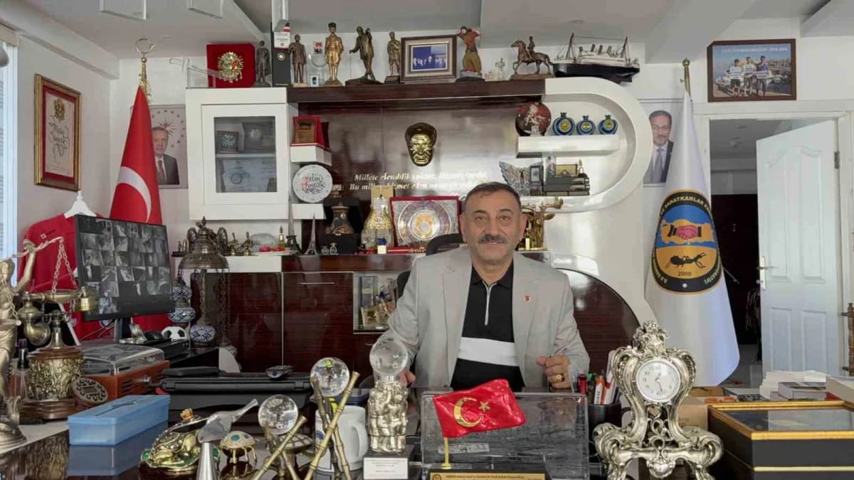 Başkan Metin Sinecek’in makam odası, geçmiş dönemlerde Esnaf ve sanatkarların el emeği ve göz nuruyla ortaya koyduğu ese