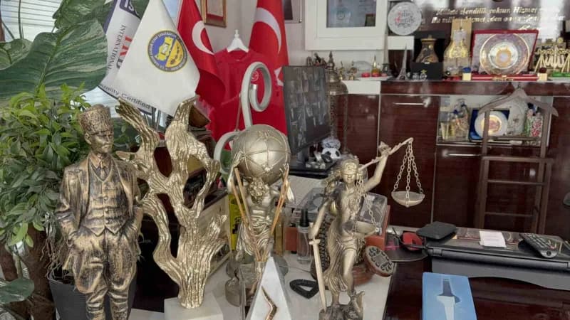 Başkan Metin Sinecek’in makam odası, geçmiş dönemlerde Esnaf ve sanatkarların el emeği ve göz nuruyla ortaya koyduğu ese