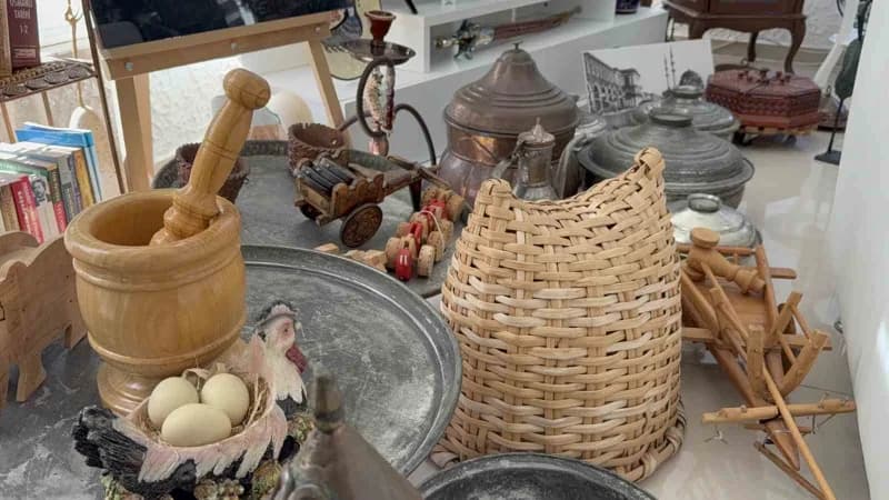 Başkan Metin Sinecek’in makam odası, geçmiş dönemlerde Esnaf ve sanatkarların el emeği ve göz nuruyla ortaya koyduğu ese