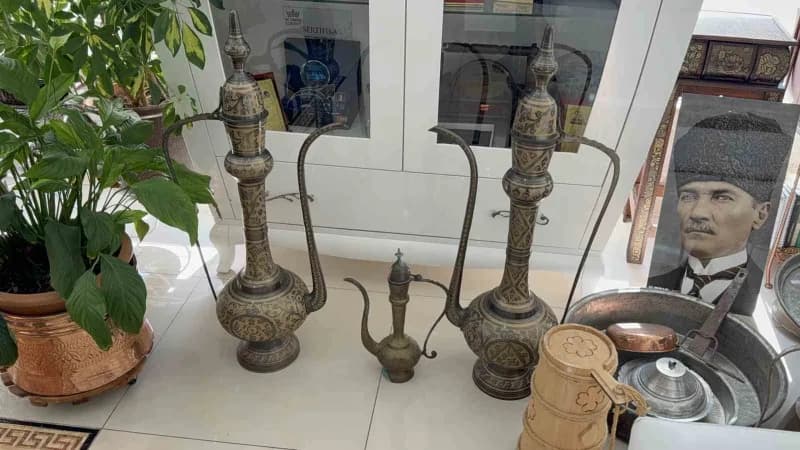 Başkan Metin Sinecek’in makam odası, geçmiş dönemlerde Esnaf ve sanatkarların el emeği ve göz nuruyla ortaya koyduğu ese