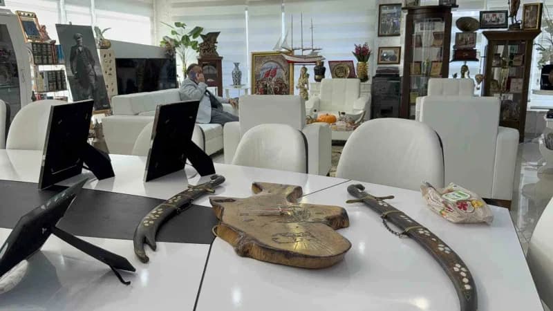 Başkan Metin Sinecek’in makam odası, geçmiş dönemlerde Esnaf ve sanatkarların el emeği ve göz nuruyla ortaya koyduğu ese