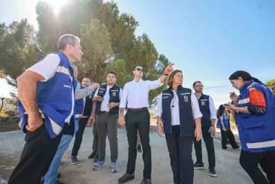 Bodrum Belediye Başkanı Tamer Mandalinci, Çamarası ve Kumköy mahallelerinde vatandaşlarla bir arada talepleri dinlerken