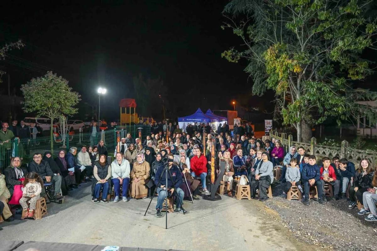 Başkan Faruk Özlü, mahalle sohbetleri programına Sarayyeri’nde devam etti. Muhtarlık binası önündeki
