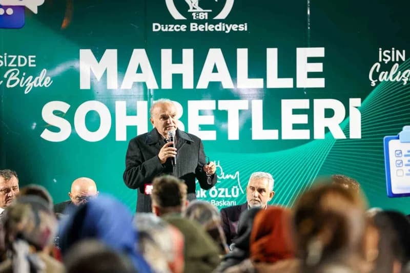 Başkan Faruk Özlü, mahalle sohbetleri programına Sarayyeri’nde devam etti. Muhtarlık binası önündeki