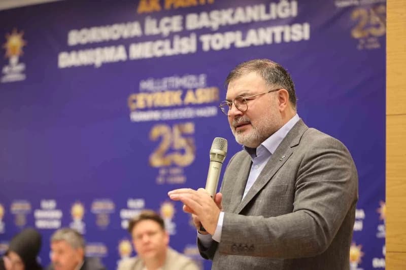 AK Parti İzmir İl Başkanı Bilal Saygılı Bornova İlçe Danışma Meclisi Toplantısında konuşma yapıyor