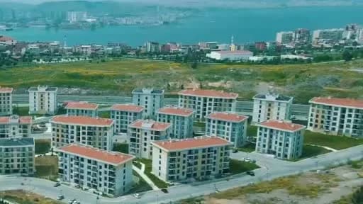 Bilal Saygılı Bayraklı deprem konutlarında depremzede aileleri ziyaret ediyor