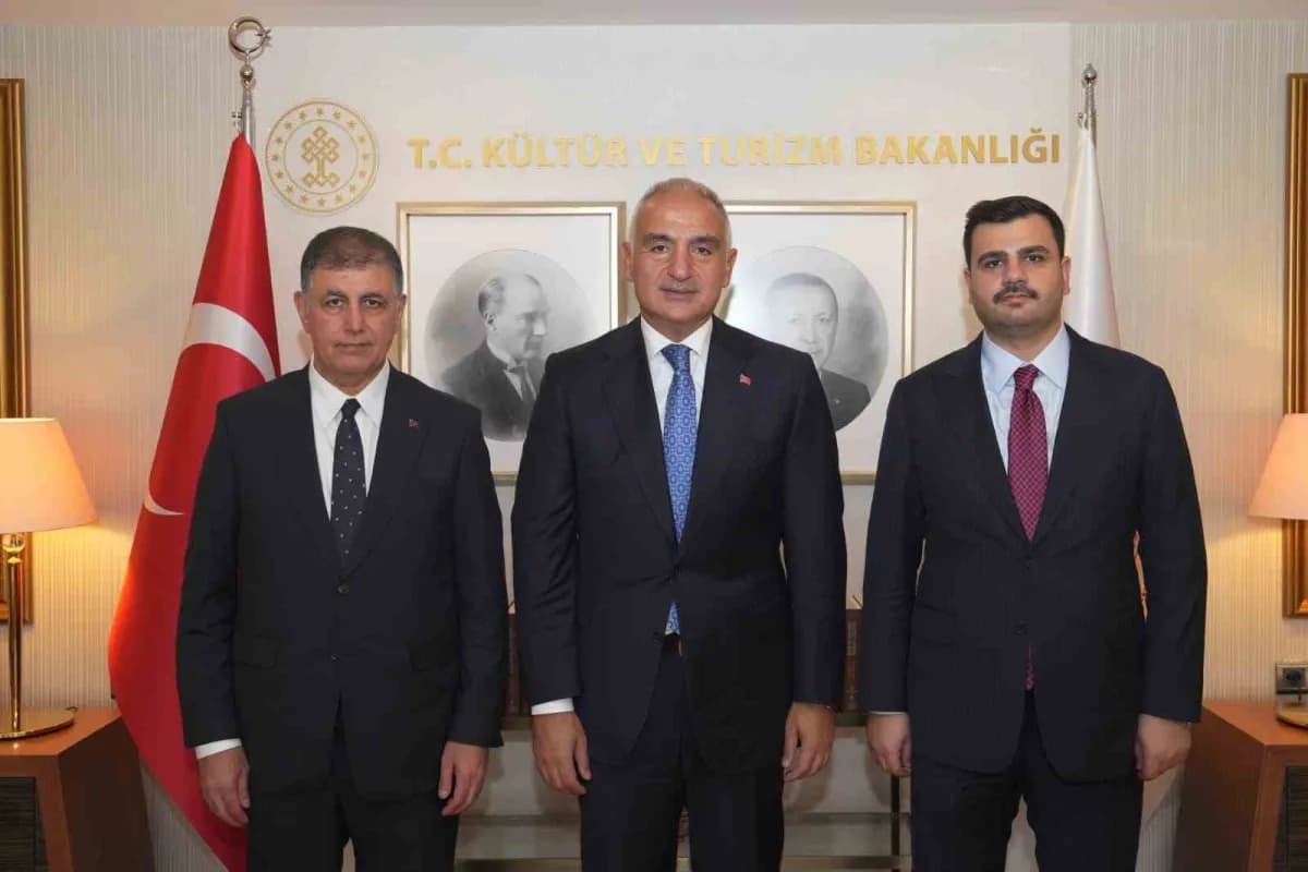 İzmir Büyükşehir Belediye Başkanı Cemil Tugay, Kültür ve Turizm Bakanı Mehmet Nuri Ersoy, AK Parti G