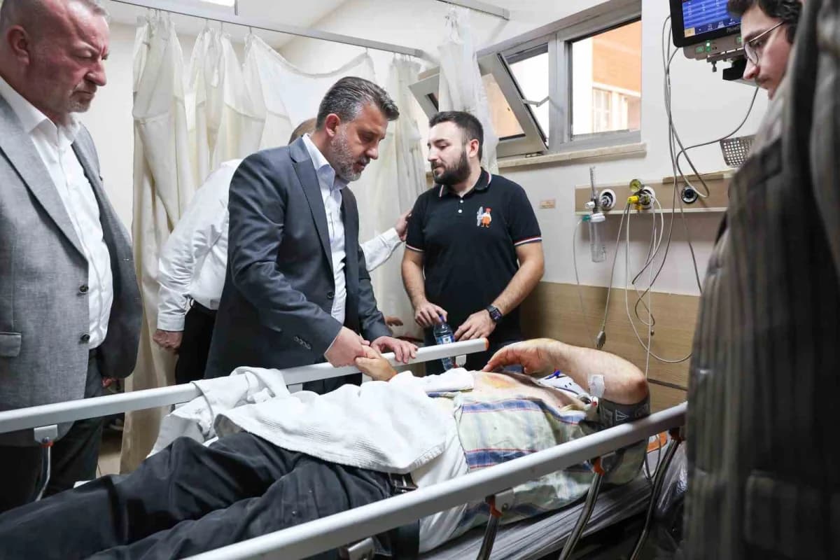 Yaralılar ve hasta yakınlarıyla yakından ilgilenen Biba, geçmiş olsun dileklerini ileterek, vatandaşlara moral verdi.