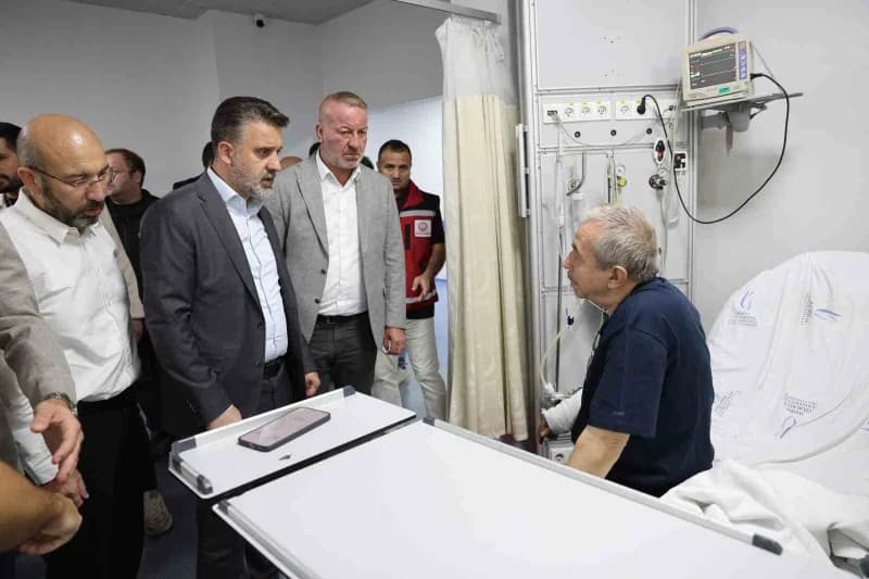 Yaralılar ve hasta yakınlarıyla yakından ilgilenen Biba, geçmiş olsun dileklerini ileterek, vatandaşlara moral verdi.