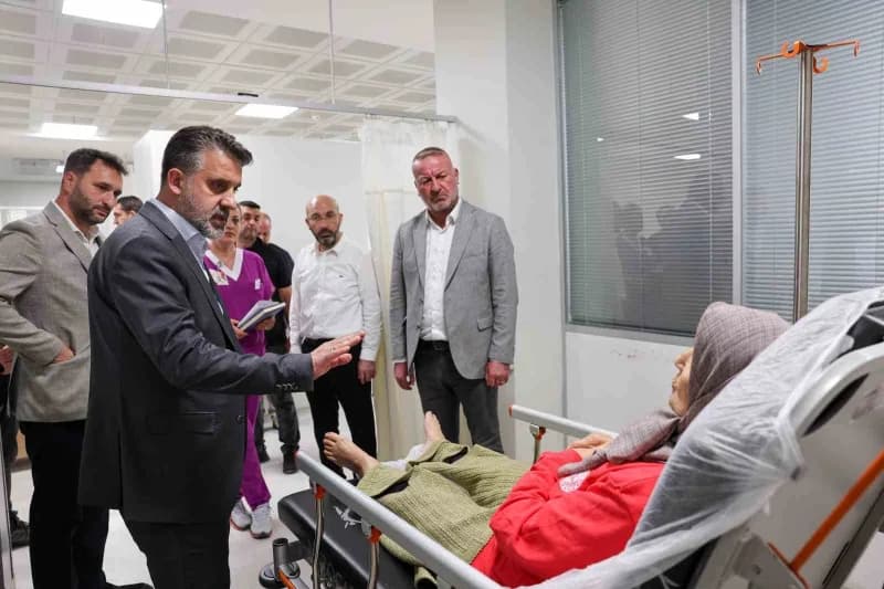 Yaralılar ve hasta yakınlarıyla yakından ilgilenen Biba, geçmiş olsun dileklerini ileterek, vatandaşlara moral verdi.