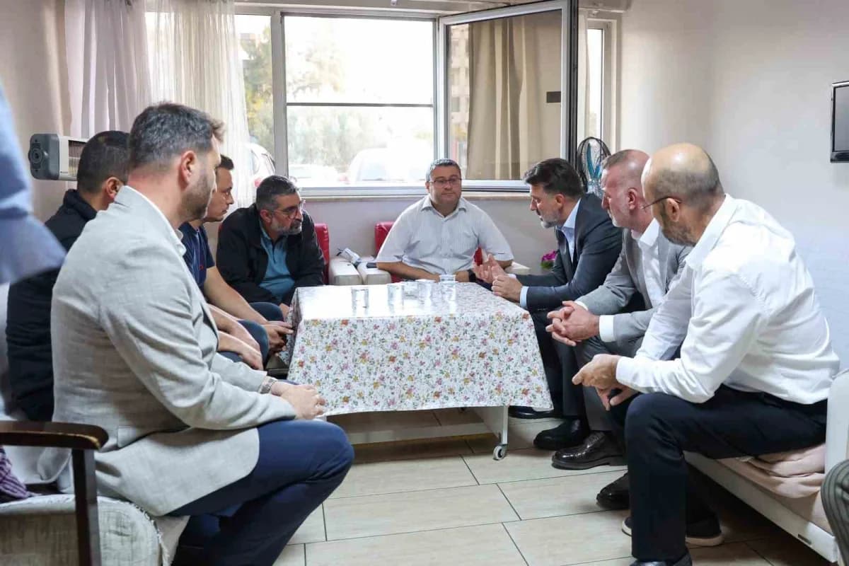 Bursa Büyükşehir Belediye Başkan Vekili Şahin Biba, Manisa Akhisar'daki trafik kazasında yaralıları hastanede ziyaret ed